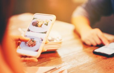 Arama ile cep akıllı telefonunu kullanan kadın eli yakın çekim