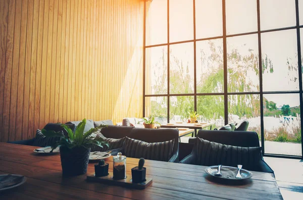 Café interior con decoración moderna y sencilla, gran ganancia de vidrio — Foto de Stock
