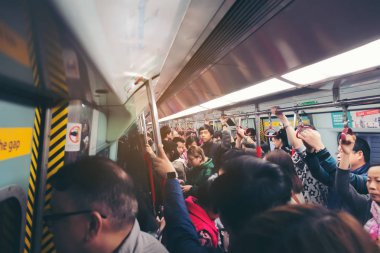 Hong Kong - 10 Mart 2019: Bir Mtr treninin içinde. Toplu Taşıma 