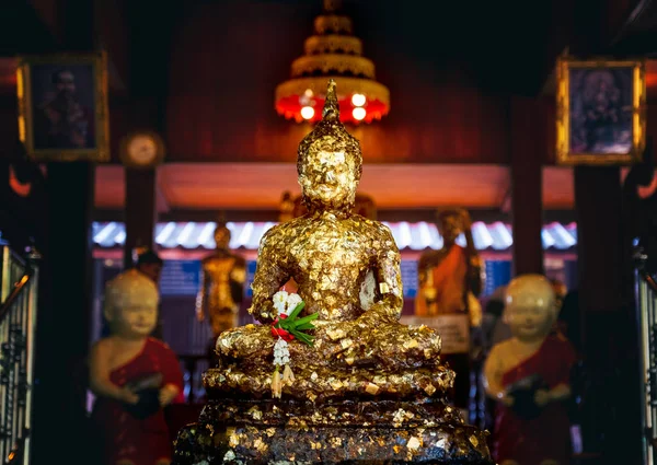 Tvář zlatého Buddhy, zlatý obraz Buddhy uvnitř chrámu — Stock fotografie