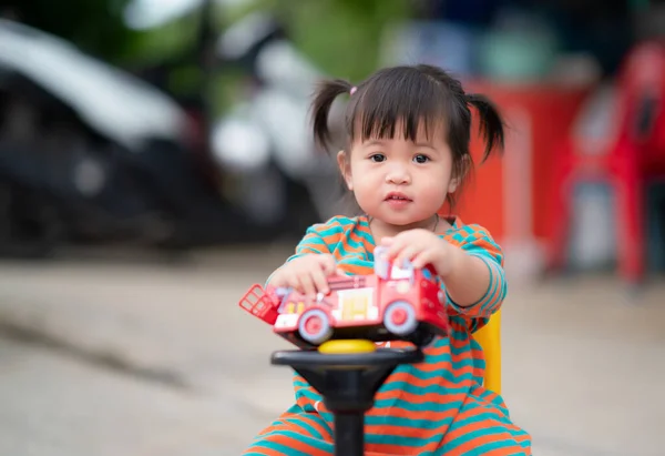 Χαρούμενο Κορίτσι Παιδί Ένα Παιχνίδι Αυτοκινήτου Χαριτωμένο Παιδί Που Παίζει — Φωτογραφία Αρχείου