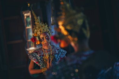 Geleneksel Tayland kostümlü kadim bir hayalet. Tayland elbisesi giyen bir kadın. Hayalet, Cadılar Bayramı kadını ve şeytan..