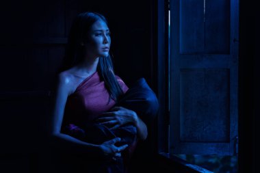 Geleneksel Tayland kostümlü kadim bir hayalet. Tayland elbisesi giyen bir kadın. Hayalet, Cadılar Bayramı kadını ve şeytan..