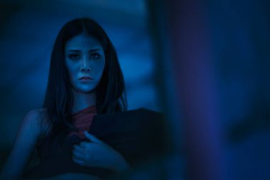 Geleneksel Tayland kostümlü kadim bir hayalet. Tayland elbisesi giyen bir kadın. Hayalet, Cadılar Bayramı kadını ve şeytan..