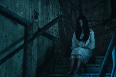 Geleneksel Tayland kostümlü kadim bir hayalet. Tayland elbisesi giyen bir kadın. Hayalet, Cadılar Bayramı kadını ve şeytan..