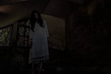 Geleneksel Tayland kostümlü kadim bir hayalet. Tayland elbisesi giyen bir kadın. Hayalet, Cadılar Bayramı kadını ve şeytan..