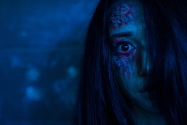 Geleneksel Tayland kostümlü kadim bir hayalet. Tayland elbisesi giyen bir kadın. Hayalet, Cadılar Bayramı kadını ve şeytan..