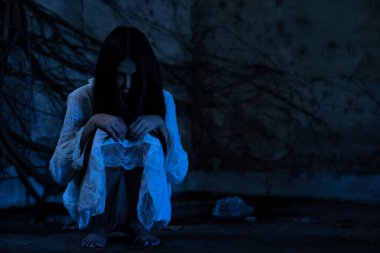 Geleneksel Tayland kostümlü kadim bir hayalet. Tayland elbisesi giyen bir kadın. Hayalet, Cadılar Bayramı kadını ve şeytan..