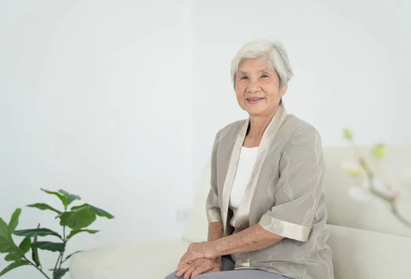 Mujer Mayor Sonriente Sentada Sofá Mirando Cámara Despierta Anciana Con —  Fotos de Stock