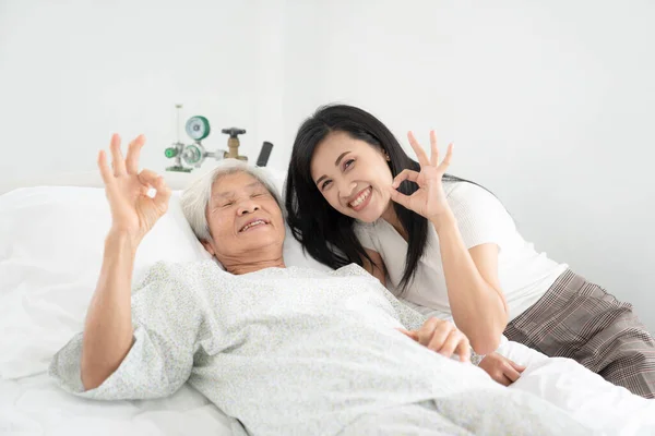 Primer Plano Del Abuelo Paciente Las Mujeres Cogidas Mano Cama —  Fotos de Stock