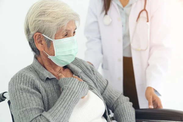 Ältere Gesundheitsprüfung Sie Tragen Operationsmaske — Stockfoto