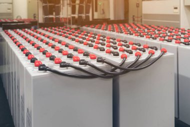 Enerji santralindeki batarya odasında kapatma aşamasında santralde elektrik tedarik etmek için pil, endüstriyel yedek güç sisteminde sıra sıra piller..