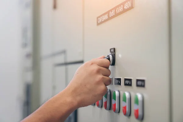 Elektrotechnicus Controleert Spanning Test Bij Power Distribution Cabinet Controlekamer Preventief — Stockfoto