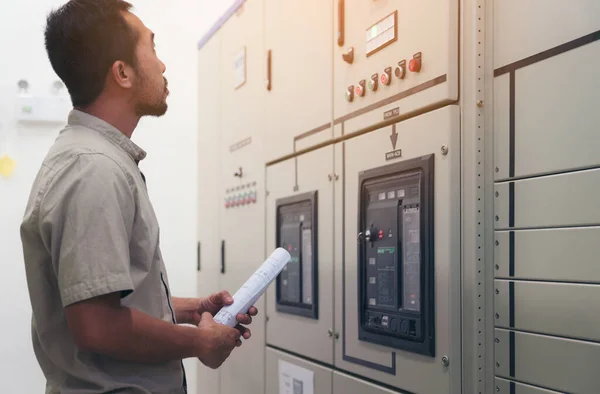 Elektrotechnicus Controleert Spanning Test Bij Power Distribution Cabinet Controlekamer Preventief — Stockfoto