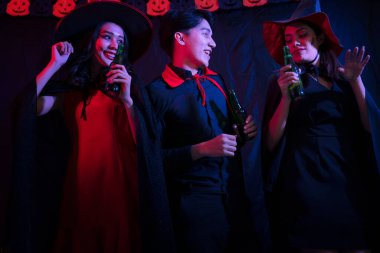 Kostümlü genç Taylandlılar Cadılar Bayramı 'nı kutluyor. Cadılar Bayramı kostümü giyen bir grup mutlu genç gece kulübünde Korkunç yüzler yaparak eğleniyor..