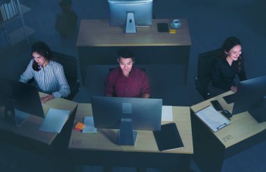 Taylandlı genç müşteri hizmetleri operatörleri gece vardiyasında çalışıyor.