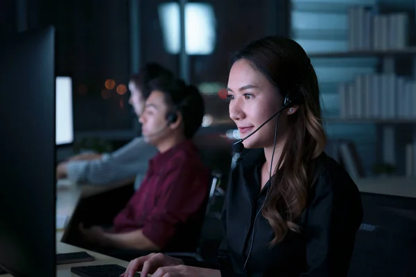 Jóvenes Operadores Atención Cliente Asia Tailandesa Que Trabajan Turno Noche — Foto de Stock