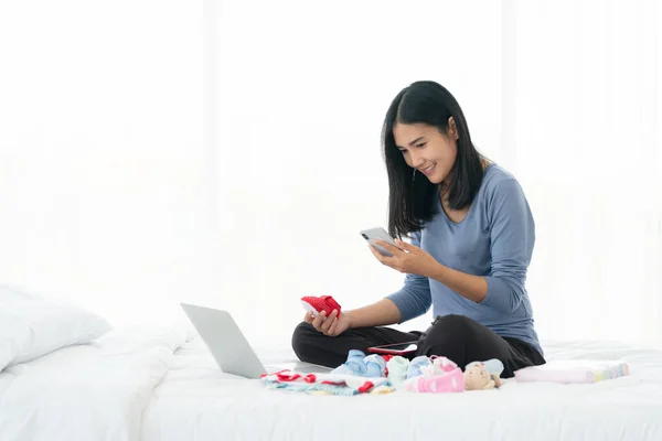 Mãe Solteira Começar Trabalhar Dia Laptop Sentado Cama Pela Manhã — Fotografia de Stock