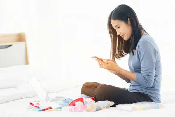 Mãe Solteira Começar Trabalhar Dia Laptop Sentado Cama Pela Manhã — Fotografia de Stock