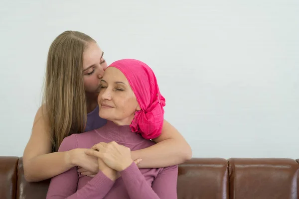 Young Adult Female Cancer Patient Spending Time Her Daughter Home — Stock Photo, Image