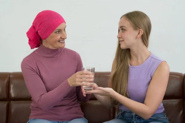 Jonge Volwassen Vrouwelijke Kankerpatiënt Die Tijd Doorbrengt Met Haar Dochter — Stockfoto