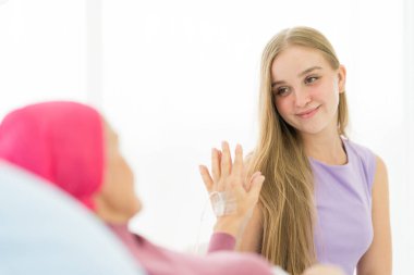 Kanser olan kadın evde annem tarafından destekleniyor. Güven ve etik kavramı