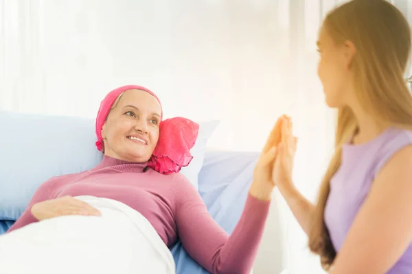 Krebskranke Frau Liegt Gestützt Von Mama Hause Vertrauens Und Ethikkonzept — Stockfoto