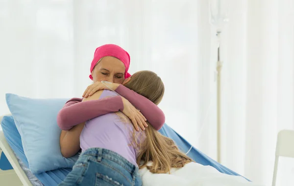 Молодая Взрослая Пациентка Раком Проводит Время Обнимающей Дочерью Больнице Концепция — стоковое фото