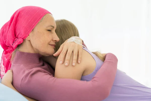 Jonge Volwassen Vrouwelijke Kankerpatiënt Die Tijd Doorbrengt Met Het Knuffelen — Stockfoto