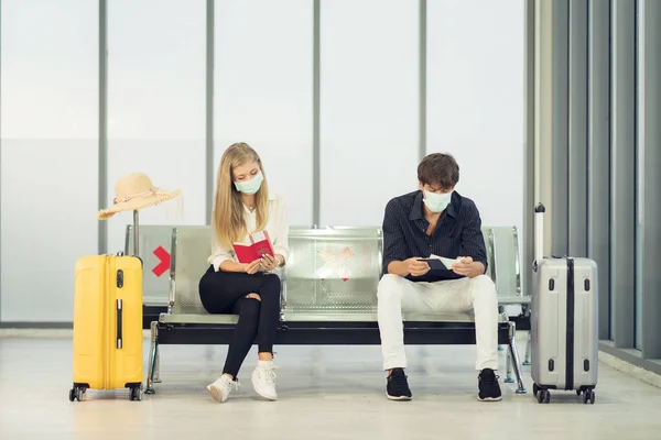 Życie Podczas Pandemii Covid Młody Mężczyzna Kobieta Czekają Lot Lotnisku — Zdjęcie stockowe