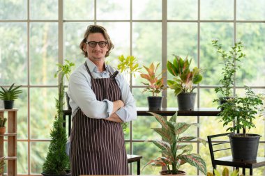 Emekli olduktan sonra ağaç için bahçeyle uğraşan bir adam ya da büyükbaba..