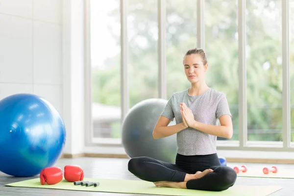 Joven Atractiva Mujer Sonriente Practicando Yoga Haciendo Ejercicio Luciendo Ropa —  Fotos de Stock