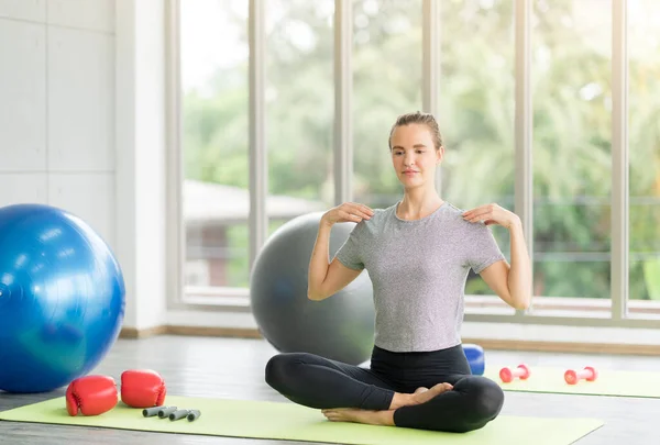 Joven Atractiva Mujer Sonriente Practicando Yoga Haciendo Ejercicio Luciendo Ropa —  Fotos de Stock