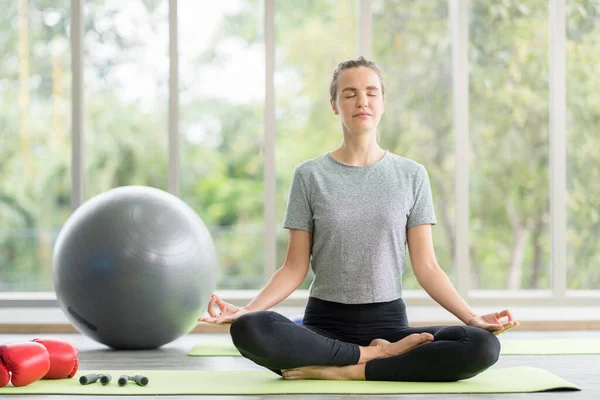 Joven Atractiva Mujer Sonriente Practicando Yoga Haciendo Ejercicio Luciendo Ropa —  Fotos de Stock