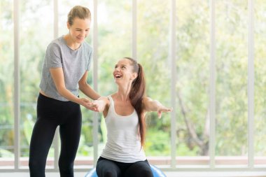 Genç çekici kadın yoga antrenmanı yapıyor spor kıyafetleri giyiyor, sakinleşiyor ve rahatlıyor, kadın mutluluğu..