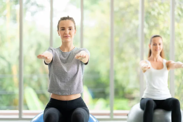 Mujer Atractiva Joven Practicando Yoga Entrenamiento Haciendo Ejercicio Usando Ropa —  Fotos de Stock