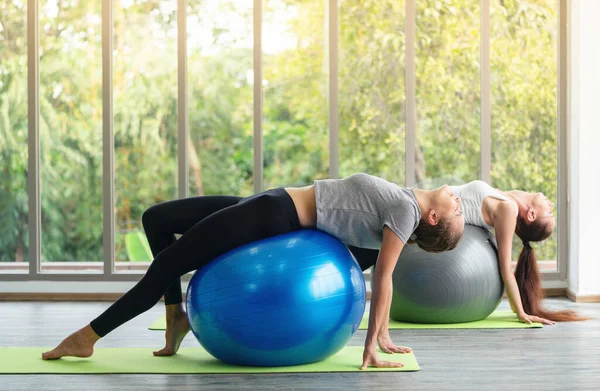 Mujer Atractiva Joven Practicando Yoga Haciendo Ejercicio Con Pelota Luciendo —  Fotos de Stock