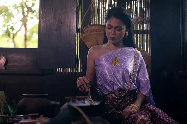 Aziatische Vrouw Draagt Thaise Jurk Kostuum Traditioneel Volgens Cultuur Traditie — Stockfoto