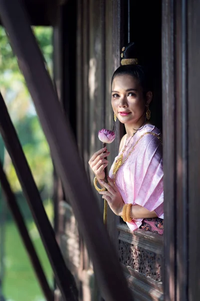 Mujeres Con Disfraces Nacionales Tailandeses Pie Junto Ventana Una Casa — Foto de Stock
