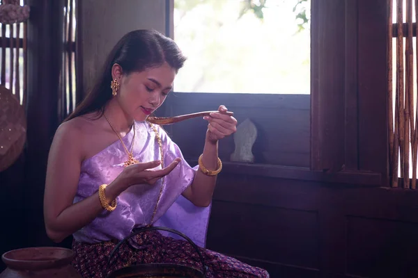 Ασιάτισσα Γυναίκα Φορώντας Ταϊλανδέζικη Φορεσιά Παραδοσιακή Σύμφωνα Τον Πολιτισμό Και — Φωτογραφία Αρχείου