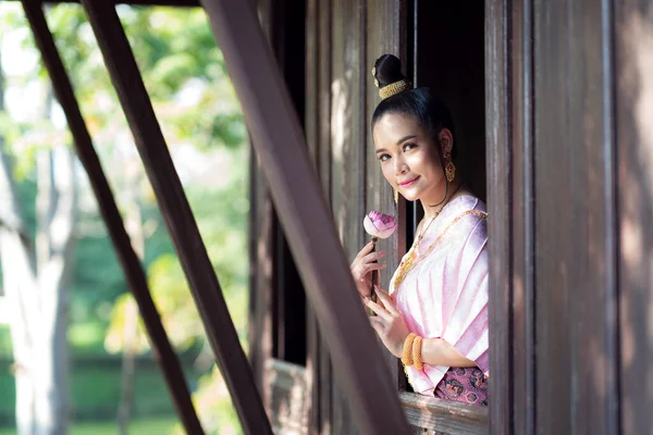 Frauen Thailändischen Nationaltrachten Stehen Fenster Eines Thailändischen Hauses — Stockfoto