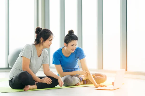 Asiática Mujer Entrenar Fitness Yoga Línea Con Ordenador Portátil Concepto —  Fotos de Stock