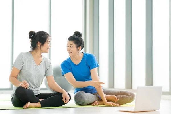 Asiática Mujer Entrenar Fitness Yoga Línea Con Ordenador Portátil Concepto —  Fotos de Stock