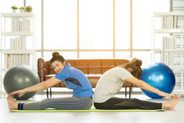 Mujer Haciendo Ejercicio Con Pelota Fitness Deportistas Practicando Yoga Estiramiento —  Fotos de Stock