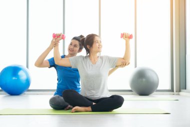 Yoga yapan bir kadın spor giyer, sakin olur ve rahatlar. Kadın mutluluğu..