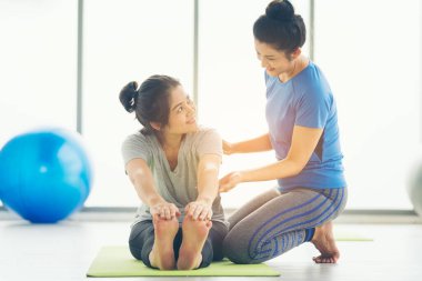 Yoga yapan bir kadın spor giyer, sakin olur ve rahatlar. Kadın mutluluğu..