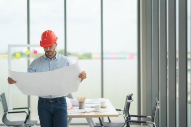 Mühendislik. Miğferi olan işçi