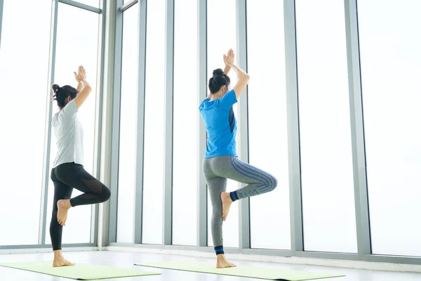 Mujer Practicando Yoga Haciendo Ejercicio Luciendo Ropa Deportiva Calma Relax —  Fotos de Stock