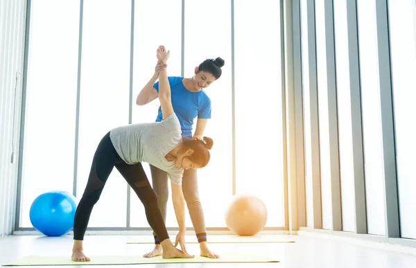 Mujer Practicando Yoga Haciendo Ejercicio Luciendo Ropa Deportiva Calma Relax —  Fotos de Stock