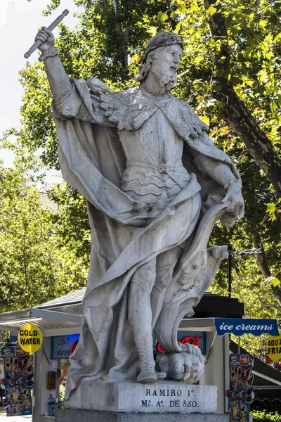 Standbeeld koning van Spanje Ramiro I — Stockfoto